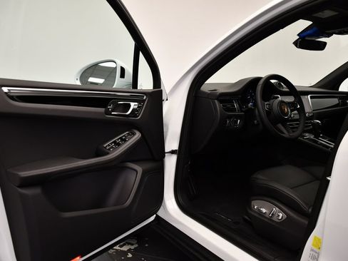 Certified 2026 Porsche Macan AWD/4WD image 39