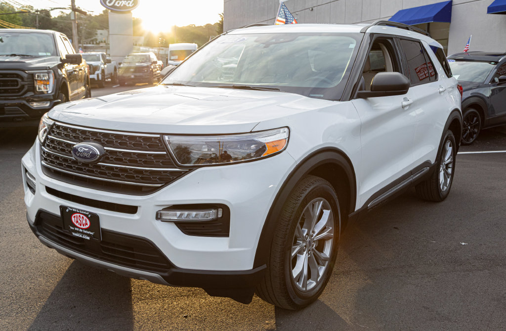 Used 2023 Ford Explorer XLT w/ Equipment Group 202A AWD/4WD image 2