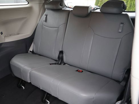 Used 2024 Toyota Sienna XLE image 28