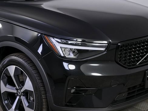 Certified 2025 Volvo XC40 B5 Plus image 38