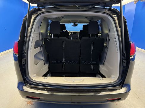 Used 2023 Chrysler Voyager LX image 28
