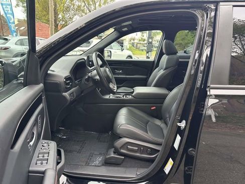Used 2025 Honda Pilot TrailSport image 16