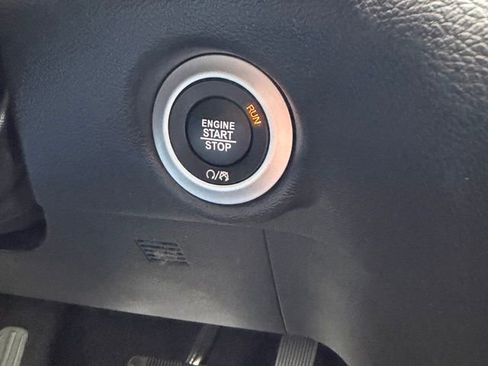 Used 2025 Chrysler Pacifica Select image 23