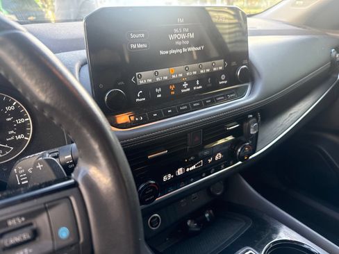 Used 2021 Nissan Rogue SL w/ Premium Package FWD image 3
