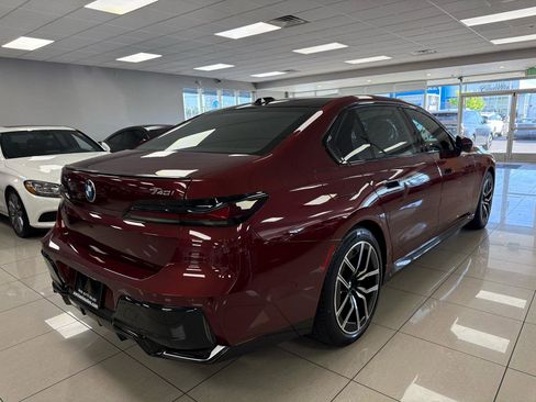 Used 2023 BMW 740i image 9