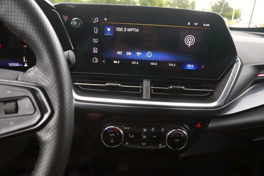 Used 2025 Chevrolet Trax RS w/ Sunroof Package FWD image 20
