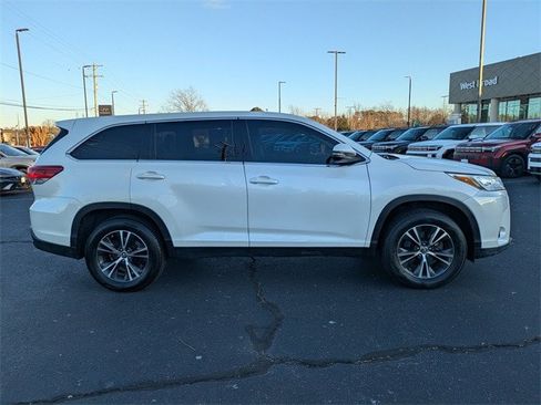 Used 2019 Toyota Highlander LE FWD image 3