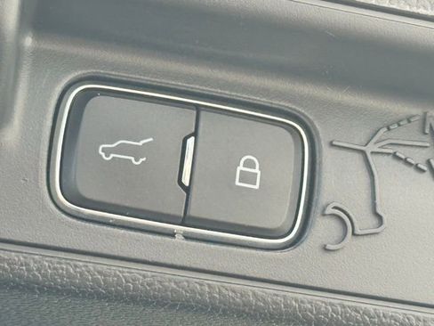 Used 2023 Ford Explorer XLT image 7