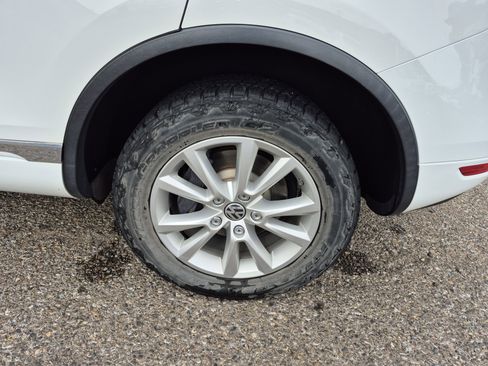 Used 2014 Volkswagen Touareg Sport image 24