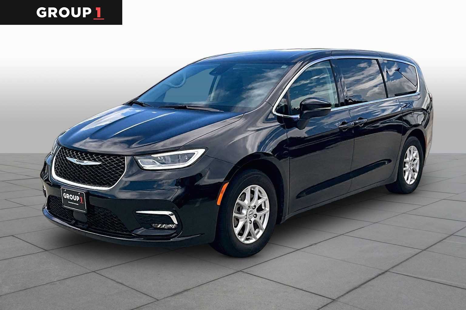 Used 2023 Chrysler Pacifica Touring-L FWD image 1