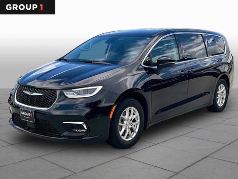 Used 2023 Chrysler Pacifica Touring-L FWD image 1