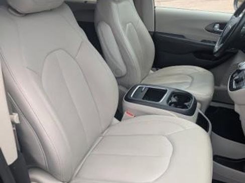 Used 2021 Chrysler Pacifica Touring-L image 19