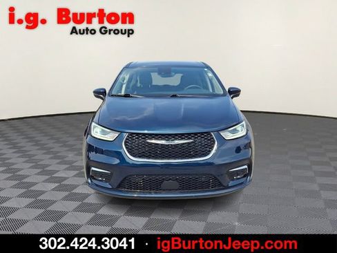Used 2023 Chrysler Pacifica Touring-L FWD image 2