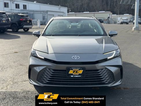 Used 2025 Toyota Camry XLE image 6