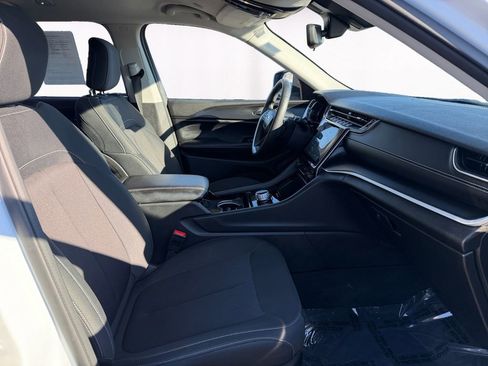 Used 2023 Jeep Grand Cherokee L Laredo image 15