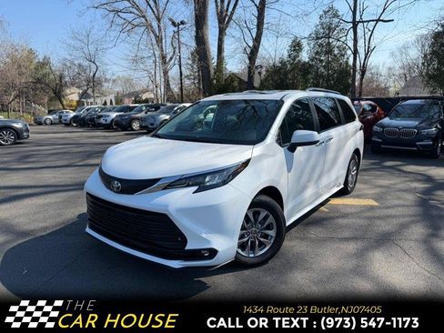 Used 2025 Toyota Sienna XLE FWD image 1