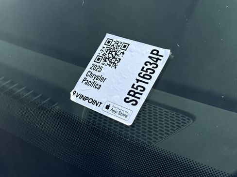 Used 2025 Chrysler Pacifica Select image 34