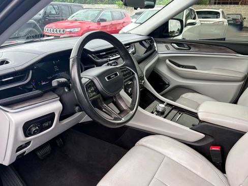 Used 2022 Jeep Grand Cherokee Overland w/ Luxury Tech Group IV AWD/4WD image 24