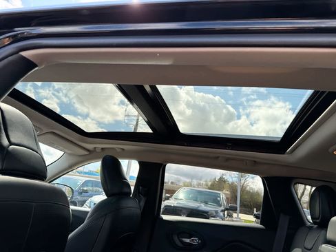 Used 2017 Jeep Cherokee Overland w/ Technology Group image 24