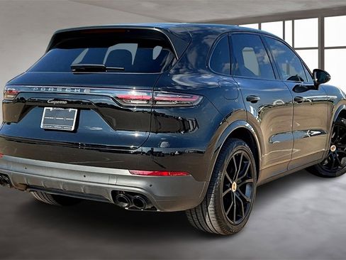 Used 2023 Porsche Cayenne Platinum Edition image 2