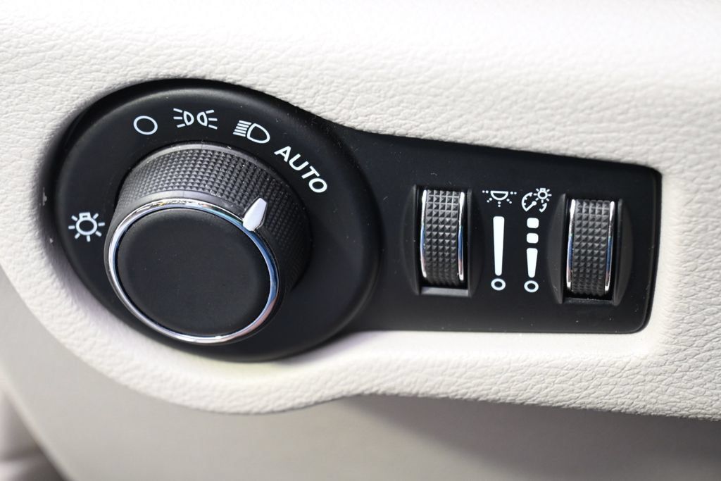 Used 2024 Chrysler Voyager LX FWD image 22