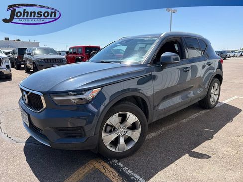 Used 2022 Volvo XC40 T5 Momentum AWD/4WD image 1