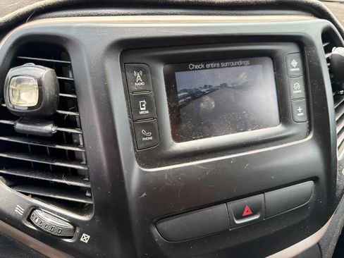 Used 2016 Jeep Cherokee Latitude AWD/4WD image 10