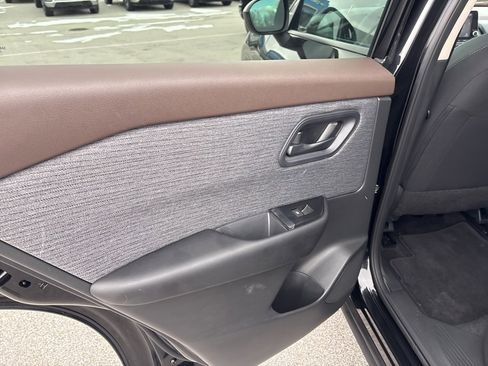 Used 2023 Nissan Rogue S image 10