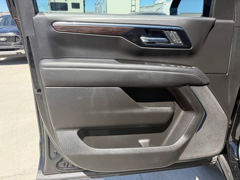 Used 2025 Chevrolet Suburban Z71 AWD/4WD image 31