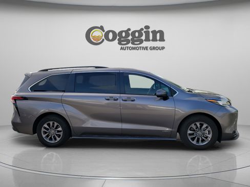 Used 2021 Toyota Sienna LE w/ LE Plus Package AWD/4WD image 5