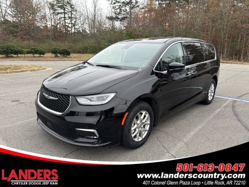 Used 2024 Chrysler Pacifica Touring-L image 1