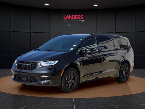 Used 2021 Chrysler Pacifica Touring w/ Cold Weather Group AWD/4WD image 1