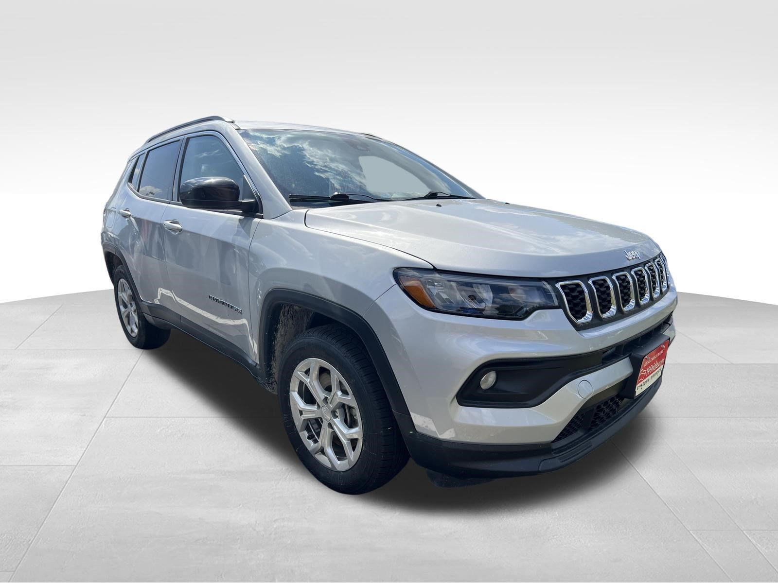 Used 2024 Jeep Compass Latitude AWD/4WD image 3