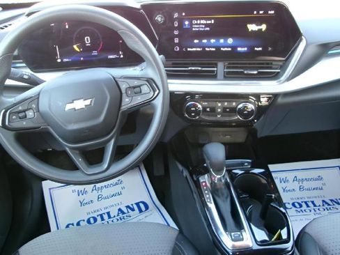 Used 2025 Chevrolet Trax LT image 11