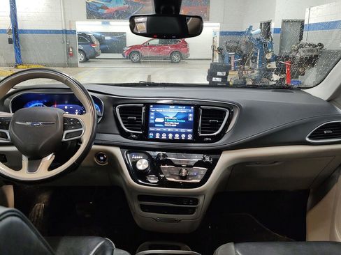 Used 2019 Chrysler Pacifica Limited image 20