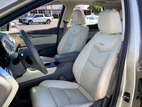 Used 2017 Cadillac XT5 Luxury w/ Driver Awareness Package FWD image 8