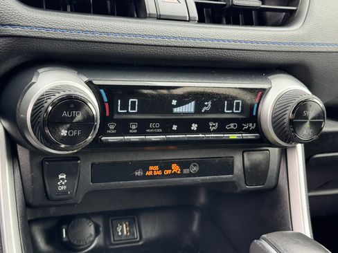 Used 2024 Toyota RAV4 SE image 9