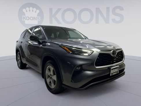 Used 2025 Toyota Highlander LE AWD/4WD image 2