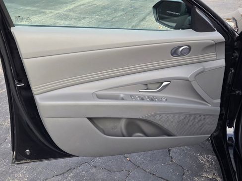 Used 2025 Hyundai Elantra SEL image 18