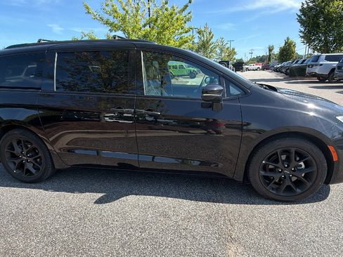 Used 2025 Chrysler Pacifica Limited FWD image 7