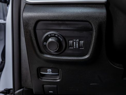Used 2023 Jeep Grand Cherokee Laredo AWD/4WD image 17