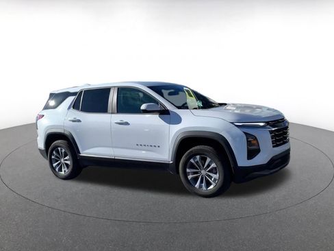 Used 2025 Chevrolet Equinox LT image 2