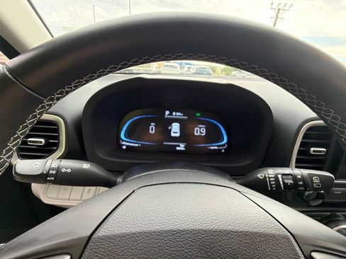 Used 2025 Hyundai Venue SEL FWD image 3