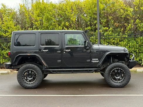 Used 2013 Jeep Wrangler Unlimited Sport image 3