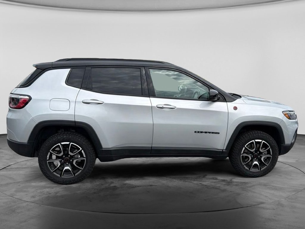 Used 2025 Jeep Compass Trailhawk AWD/4WD image 11