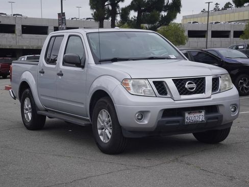 Used 2017 Nissan Frontier SV RWD image 2