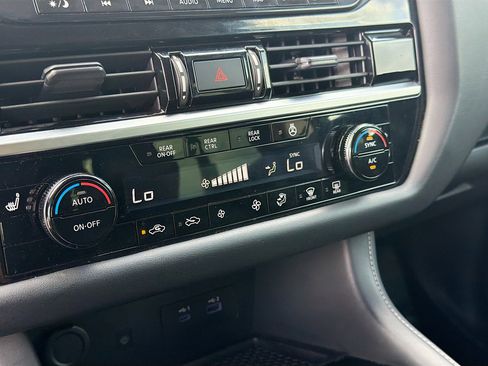 Used 2023 Nissan Pathfinder SL image 32