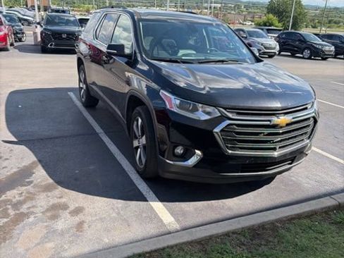 Used 2020 Chevrolet Traverse LT w/ LT Premium Package FWD image 2
