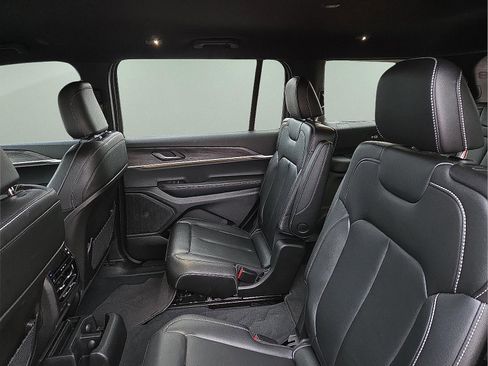 Used 2025 Jeep Grand Cherokee L Limited image 10