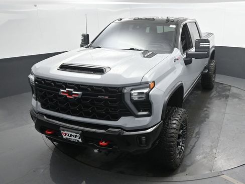 Used 2024 Chevrolet Silverado 2500 ZR2 w/ Technology Package image 41